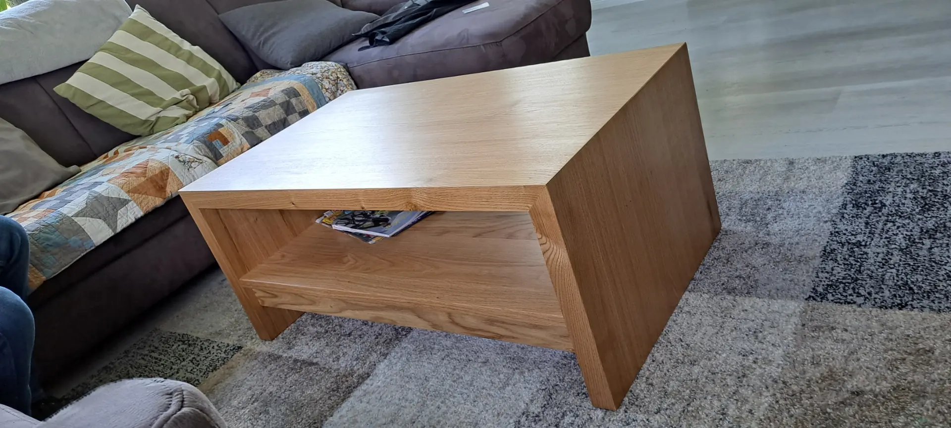 Maßgefertigter Couchtisch aus Eiche von Innenausbau Miny