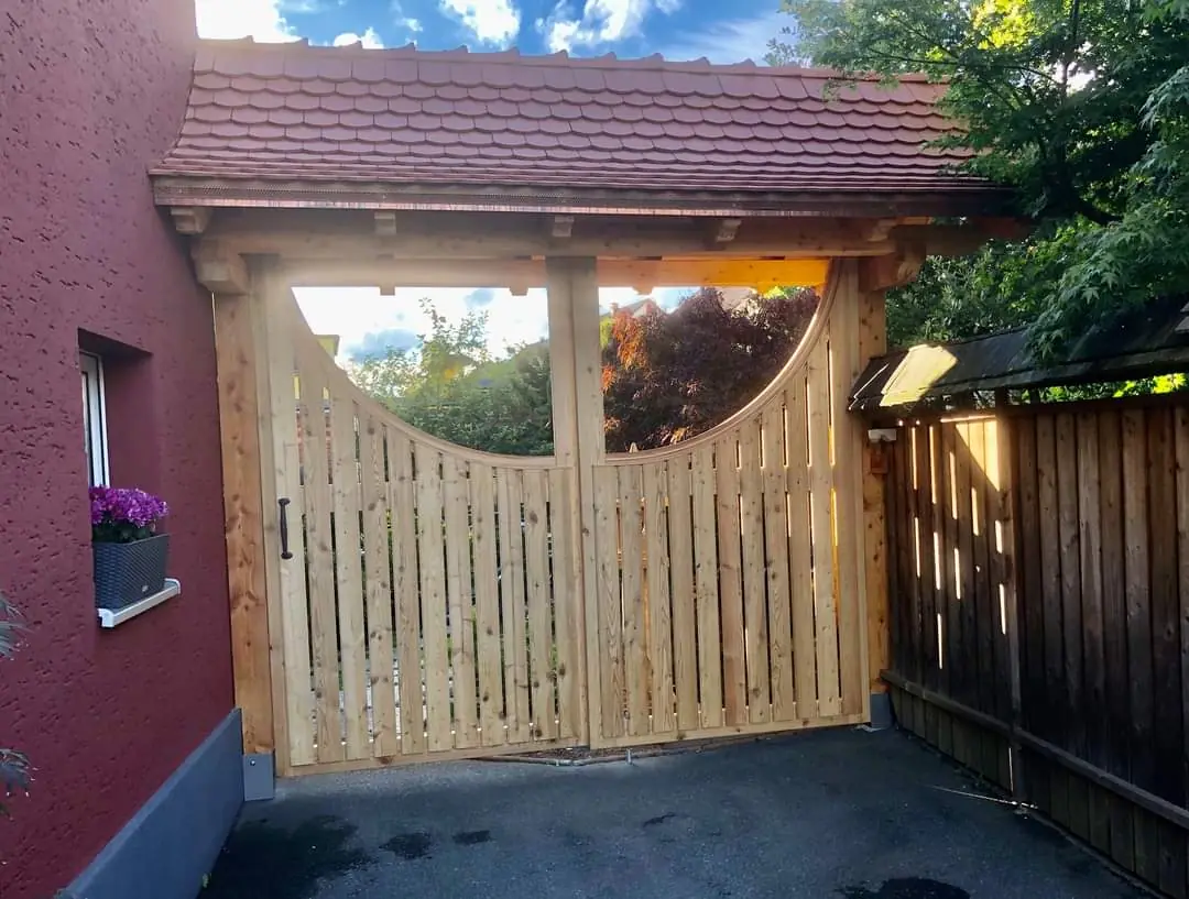 Individuell gefertigtes Holztor mit Überdachung