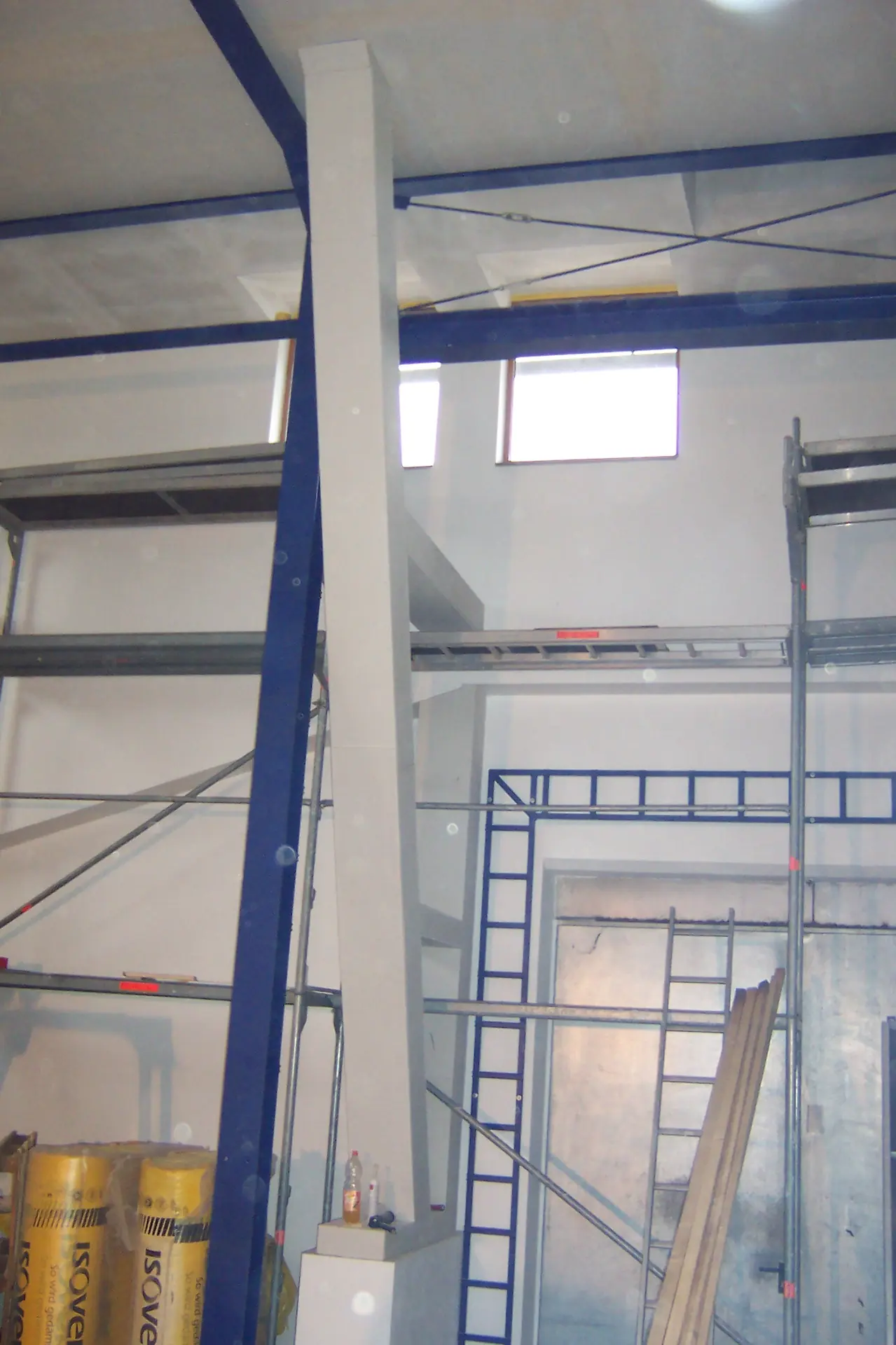 Ausgeführter Innenausbau mit Stahl und Holzkonstruktion von Innenausbau Miny