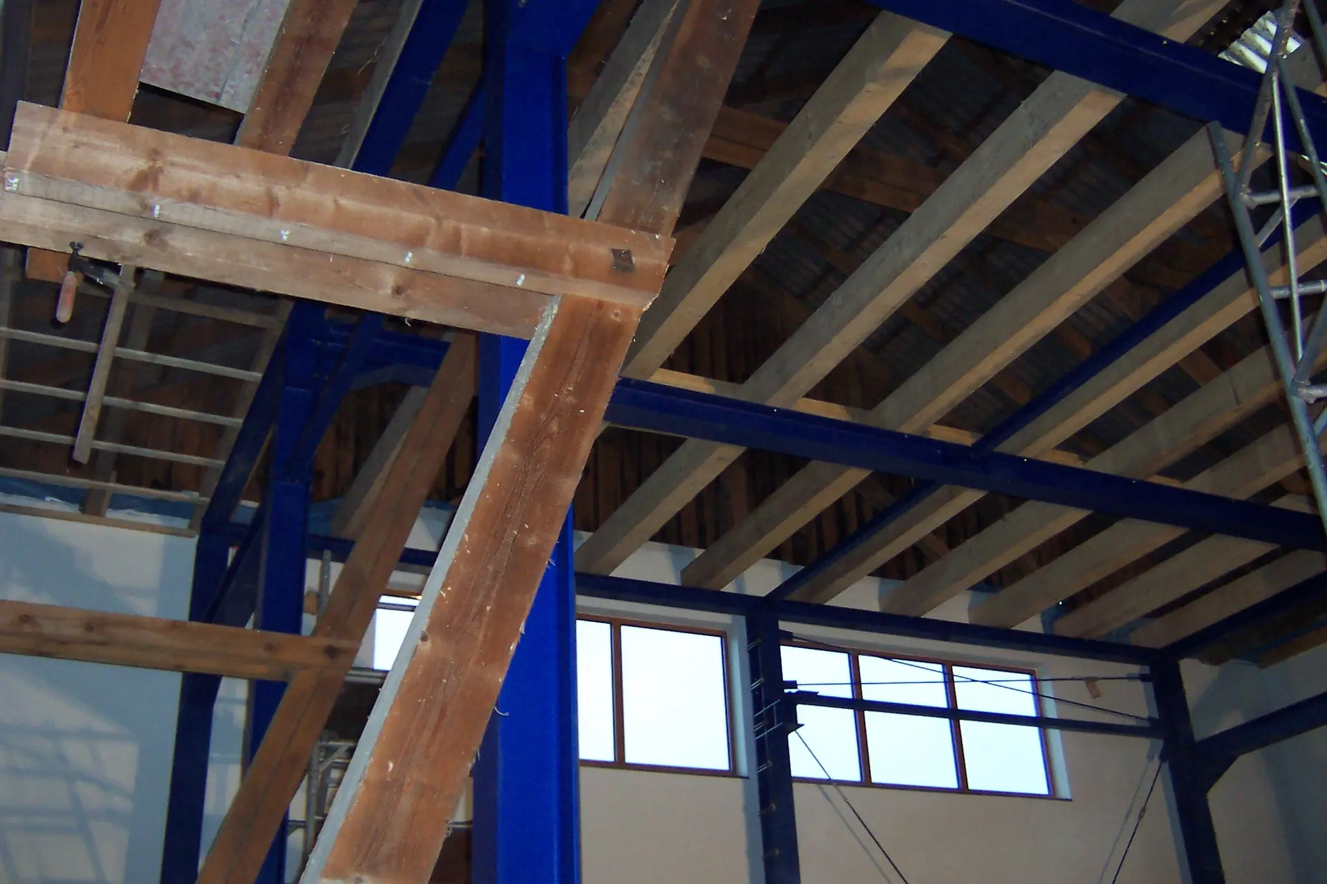 Innenausbau mit Stahlträgern und neu eingezogenen Holzbalken